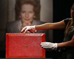 2015年12月15日，英國倫敦，佳士得拍賣公司(Christie's)表示，英國已故前首相撒切爾夫人(Margaret Thatcher)的遺物已拍出330萬英鎊。圖為最具代表性的撒切爾夫人擔任首相時用的紅色公事包，以24萬2500英鎊落槌。(Carl Court/Getty Images)