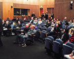 2月15日晚，苗必达市议会开会讨论调涨水费，居民到场发言反对。（读者提供）