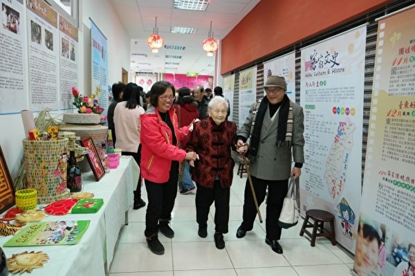 百岁人瑞杨曾琼花阿妈也到场参观。(新竹市府提供) 百岁人瑞杨曾琼花阿妈也到场参观。(新竹市府提供)