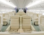 长途飞行中，选择一个相对舒适的座位是每个人的渴望，腿部空间的大小更是旅客关注的核心。图：A380机舱内景。(Mario Tama/Getty Images)