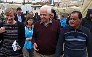12月18日，加移民部長麥家廉訪問黎巴嫩西頓（Sidon）附近的一個敘利亞難民營。（加通社）