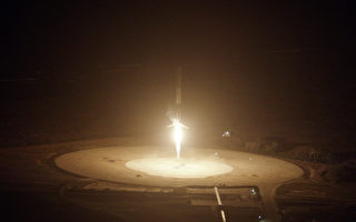 SpaceX创举 火箭升空后成功垂直降落