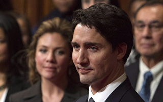 12月4日，加拿大自由党政府宣布，成立一个五人无党派咨询委员会以推举参议员，总理特鲁多在会前现身，被问及参院男女平衡的问题。（加通社）