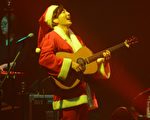 图为ROY KIM换上耶诞老人的服装，演唱去年发表的耶诞单曲，提前和歌迷感受耶诞气氛。（华纳提供）