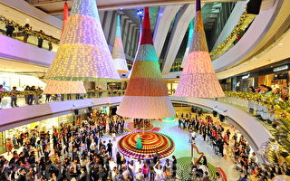 组图：香港商场粉彩悬浮圣诞树迎佳节