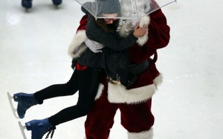 細雨綿綿的暖冬 聖誕老人為女孩撐傘