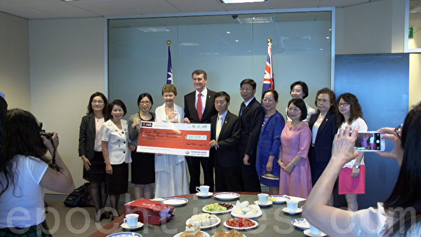 捐款仪式由布里斯本市长Graham Quirk伉俪接受,赖维中处长伉俪、黄素珍侨务委员、台湾中心董幼文主任、徐瑞云侨务促进委员以及侨领慈晖妇联会侯玫玲会长、廖明秀促进委员在场观礼。主要捐款人施伯欣由父亲施国炽代表。(倪尔森/大纪元) 捐款仪式由布里斯本市长Graham Quirk伉俪接受,赖维中处长伉俪、黄素珍侨务委员、台湾中心董幼文主任、徐瑞云侨务促进委员以及侨领慈晖妇联会侯玫玲会长、廖明秀促进委员在场观礼。主要捐款人施伯欣由父亲施国炽代表。(倪尔森/大纪元)