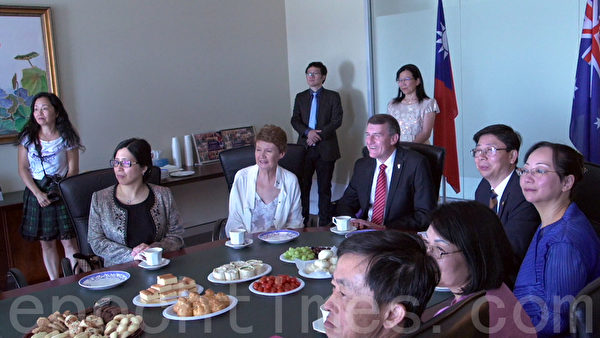 赖处长、Graham Quirk市长与贵宾观赏新唐人电视台制作的节目“世界该感谢台湾的7个理由”短片。(倪尔森/大纪元) 赖处长、Graham Quirk市长与贵宾观赏新唐人电视台制作的节目“世界该感谢台湾的7个理由”短片。(倪尔森/大纪元)