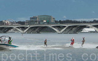 超级暖冬  维州圣诞老人河上冲浪