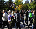 2011年10月15日，「佔領華爾街」（Occupy Wall Street）運動支持者在華盛頓廣場集會。（EMMANUEL DUNAND/AFP/Getty Images）