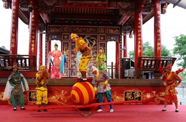 传艺中心年度新戏《孙悟空闹龙宫》中呈现跷跷板上滚大球、软杆、高空钢环等特技。(传艺中心提供) 传艺中心年度新戏《孙悟空闹龙宫》中呈现跷跷板上滚大球、软杆、高空钢环等特技。(传艺中心提供)