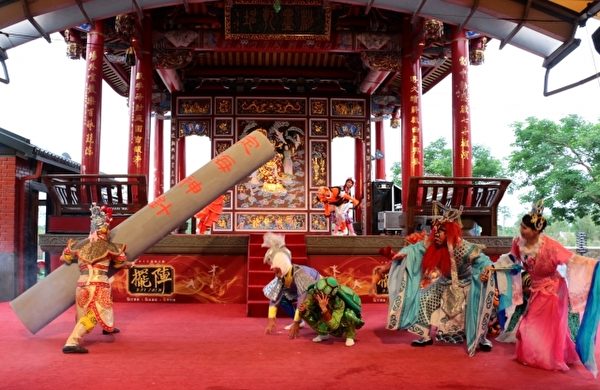 传艺中心2016新戏《孙悟空闹龙宫》结合戏曲、特技、艺阵,由年轻人演出笑料十足。(传艺中心提供) 传艺中心2016新戏《孙悟空闹龙宫》结合戏曲、特技、艺阵,由年轻人演出笑料十足。(传艺中心提供)