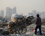 北京大學一份研究報告顯示，中國目前的貧富差距已經居世界所有國家之最。這巨大的貧富差距恐造成社會動盪。 （AFP）