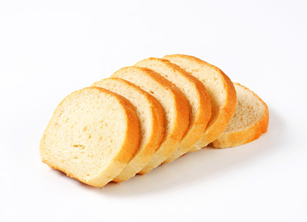 市面販售的白麵包,一片可能就含有240毫克的鈉。
(fotolia)(fotolia) 市面販售的白麵包,一片可能就含有240毫克的鈉。
(fotolia)(fotolia)