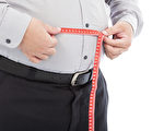 男性腰圍高過90公分即屬於中央型肥胖，肚子越肥胖，反映出腹部周圍內臟脂肪堆積越多，這樣的人，心血管疾病、糖尿病發生也多。（fotolia）