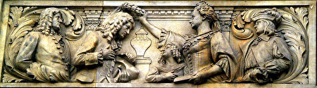 德國漢諾威市政廳上的浮雕，漢諾威公主Sophie給萊布尼茲戴上桂冠，漢諾威美術館藏（維基百科公共領域）