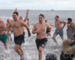 1月1日中午，康尼島「北極熊蘸水」活動在冷風中熱鬧舉行。（杜國輝/大紀元）