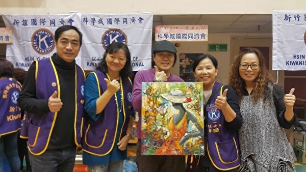 科学城同济会会长施柏全﹝左一﹞今年特别邀请中华民国油画创作协会参加义卖,为会场增添不少艺术气息。(林宝云/大纪元) 科学城同济会会长施柏全﹝左一﹞今年特别邀请中华民国油画创作协会参加义卖,为会场增添不少艺术气息。(林宝云/大纪元)
