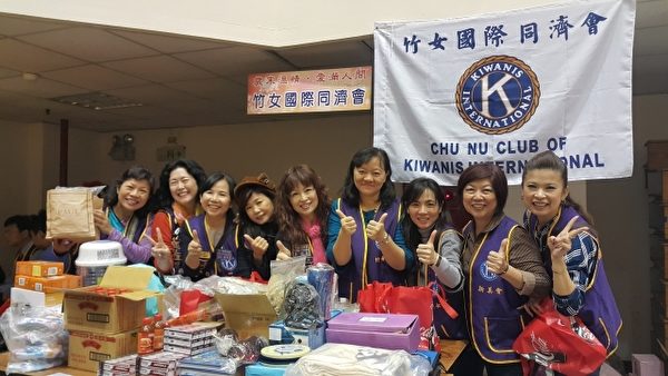 义卖现场有许多物品价廉物美。(林宝云/大纪元) 义卖现场有许多物品价廉物美。(林宝云/大纪元)