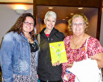 1月5日晚，供應商Heidi Ruth（左）與退休藝術教師的母親Barbara Reese（右）和婆婆Susan Ruth一同觀看了神韻紐約藝術團在美國佛羅里達萊克蘭中心的首場演出。（袁麗／大紀元）