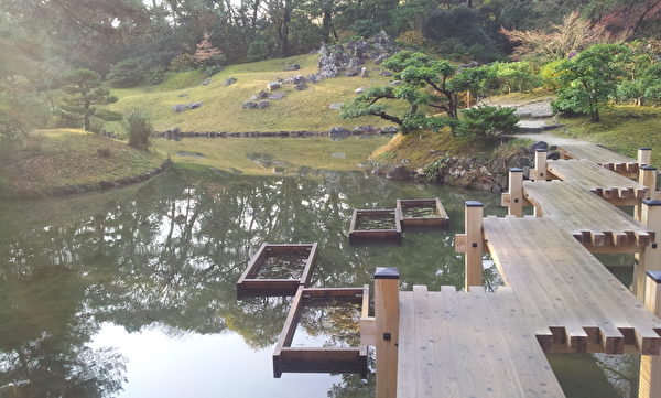 栗林公園小橋(王知涵/大紀元) 栗林公園小橋(王知涵/大紀元)