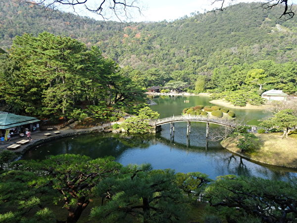 栗林公園偃月橋(王知涵/大紀元) 栗林公園偃月橋(王知涵/大紀元)
