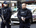 图为法国特警队于巴黎18区现场戒备。 (Thierry Chesnot/Getty Images)