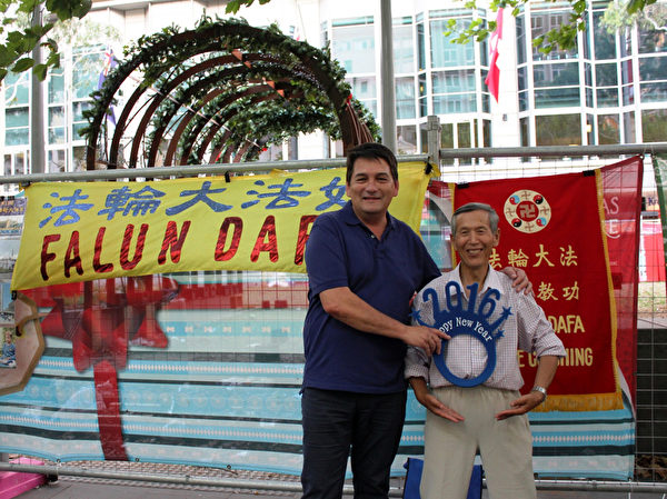 圖7:來自悉尼的遊客貝伊斯(Mick Bayiis)先生和法輪功學員合影。(明慧網) 圖7:來自悉尼的遊客貝伊斯(Mick Bayiis)先生和法輪功學員合影。(明慧網)