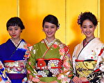 日本女星身穿亮丽和服贺年，左起忽那汐里、武井咲、刚力彩芽。(Koki Nagahama/Getty Images for Oscar Promotion)