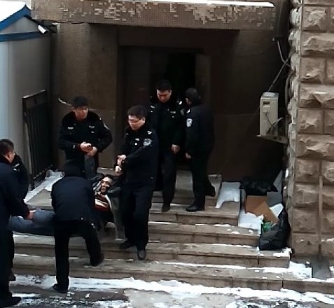 2015年1月20日,沈河区法院第三次非法庭审于溟等人时,法警施暴拖人。(明慧网) 2015年1月20日,沈河区法院第三次非法庭审于溟等人时,法警施暴拖人。(明慧网)