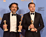 墨西哥導演亞利桑德羅·岡薩雷斯·伊納里多（Alejandro González Iñárritu）和好萊塢男星萊昂納多·迪卡普里奧（Leonardo DiCaprio）因《荒野獵人》（The Revenant）而分別獲得2016年金球獎最佳影片、最佳導演和最佳男主角。（Kevin Winter/Getty Images）