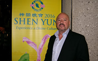 公司總裁慕名觀神韻：就是美！