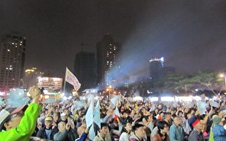 台灣大選 支持者匯聚各競選總部關注開票