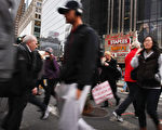 纽约市主计长斯静格发表一个报告称，新世纪的青年人面临着更加严酷的经济形势，挣的工资比上一辈低20%。(Spencer Platt/Getty Images)