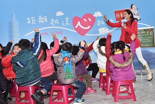 Janet帶領偏鄉兒童暢遊兒童新樂園,教導學童鮮奶知識小學堂。(開元食品提供) Janet帶領偏鄉兒童暢遊兒童新樂園,教導學童鮮奶知識小學堂。(開元食品提供)