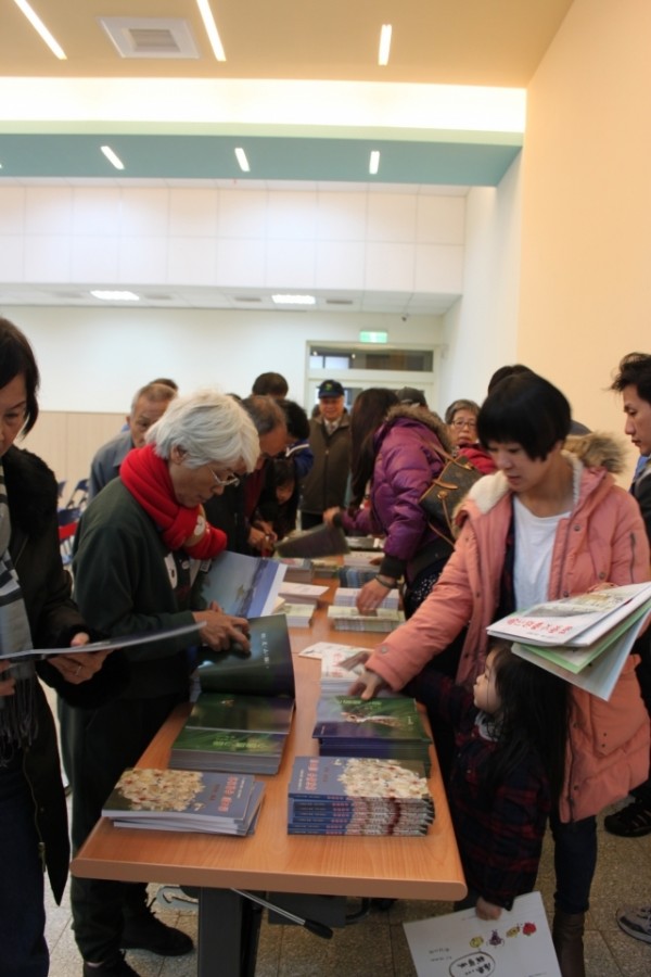 与会民众寻找爱书。(苗县府/提供) 与会民众寻找爱书。(苗县府/提供)