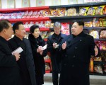 由於朝鮮領導人金正恩要求減少進口依賴，該國企業以自欺欺人的方式將中國產品偽裝成朝鮮產品，再以高價出售。圖為金正恩視察平壤一處食品工廠。（KNS / KCNA / AFP）