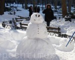 哥倫布公園的雪人。(蔡溶/大紀元)