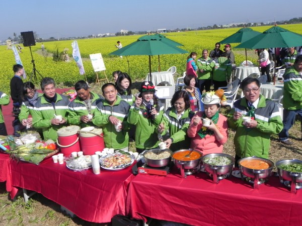 保市公所舉行「2016花海迎故宮-蕃轉太保」活動記者會,太保市農會總幹事黃麗貞〈右4〉為太保市的農特產代言,並一一介紹各項名產好料理,太保市長黃榮利〈右1〉、嘉義縣長張花冠〈右2〉等貴賓品嚐的津津有味。(蔡上海/大紀元) 保市公所舉行「2016花海迎故宮-蕃轉太保」活動記者會,太保市農會總幹事黃麗貞〈右4〉為太保市的農特產代言,並一一介紹各項名產好料理,太保市長黃榮利〈右1〉、嘉義縣長張花冠〈右2〉等貴賓品嚐的津津有味。(蔡上海/大紀元)