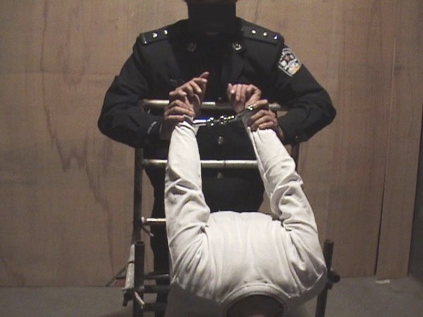 酷刑示意图:老虎凳铁椅子(明慧网)