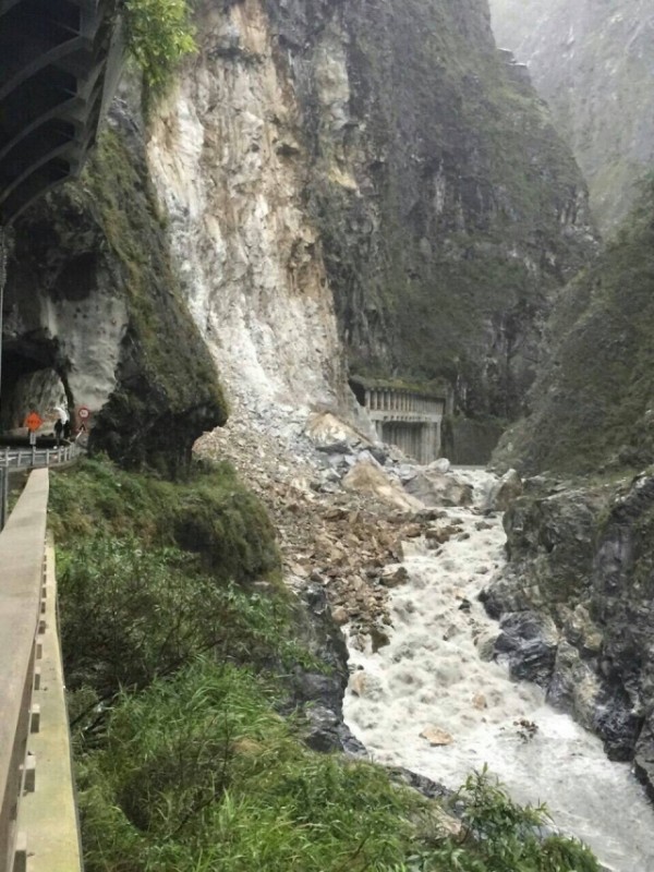 中横公路锥麓隧道口土石崩塌道路中断。(洛韶工务段提供) 中横公路锥麓隧道口土石崩塌道路中断。(洛韶工务段提供)