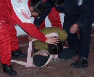 酷刑演示:捆绑(明慧网)