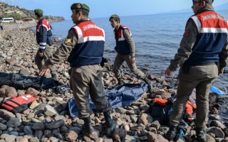 移民船沉爱琴海 33死75获救