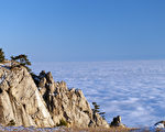 阳光照射在云中的悬崖和大海。克里米亚山脉。
（图片来源：Fotolia)
