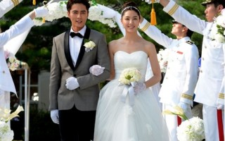 赵东赫（左）与徐智慧剧中的结婚照。（纬来戏剧台提供）