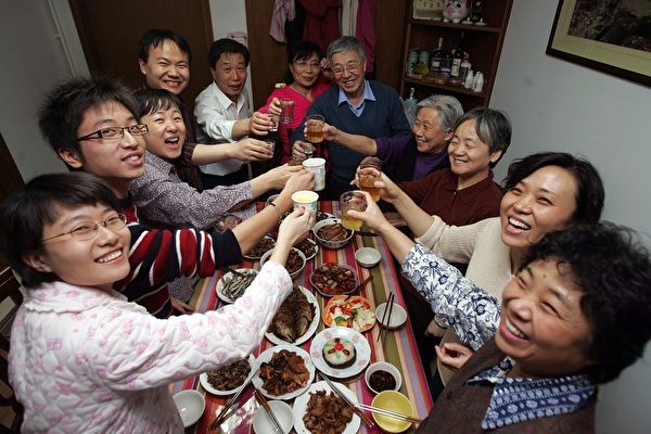 冬季與初春是病毒性腸胃炎的好發季節，民眾外出、聚餐時，應特別注意個人及飲食衛生。（China Photos/Getty Images）