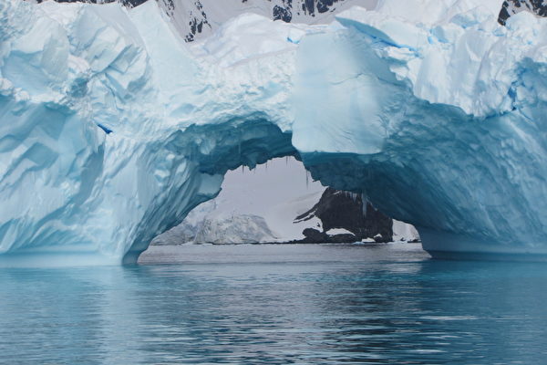 南极冰川下发现世界上最深的陆地峡谷