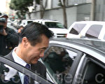 2014年3月31日，余胤良二次出庭，圖為他出庭後在聯邦大樓外上車離開。（林驍然/大紀元）