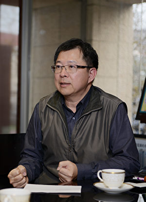 台中雙橡園・副總經理李樹生談論結構安全性,公司有自己的篩選機制。(龔安妮/大紀元)