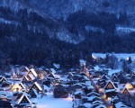 日本白川鄉合掌村夢幻般的點燈景象被喻為冬日的童話村。(fotolia)